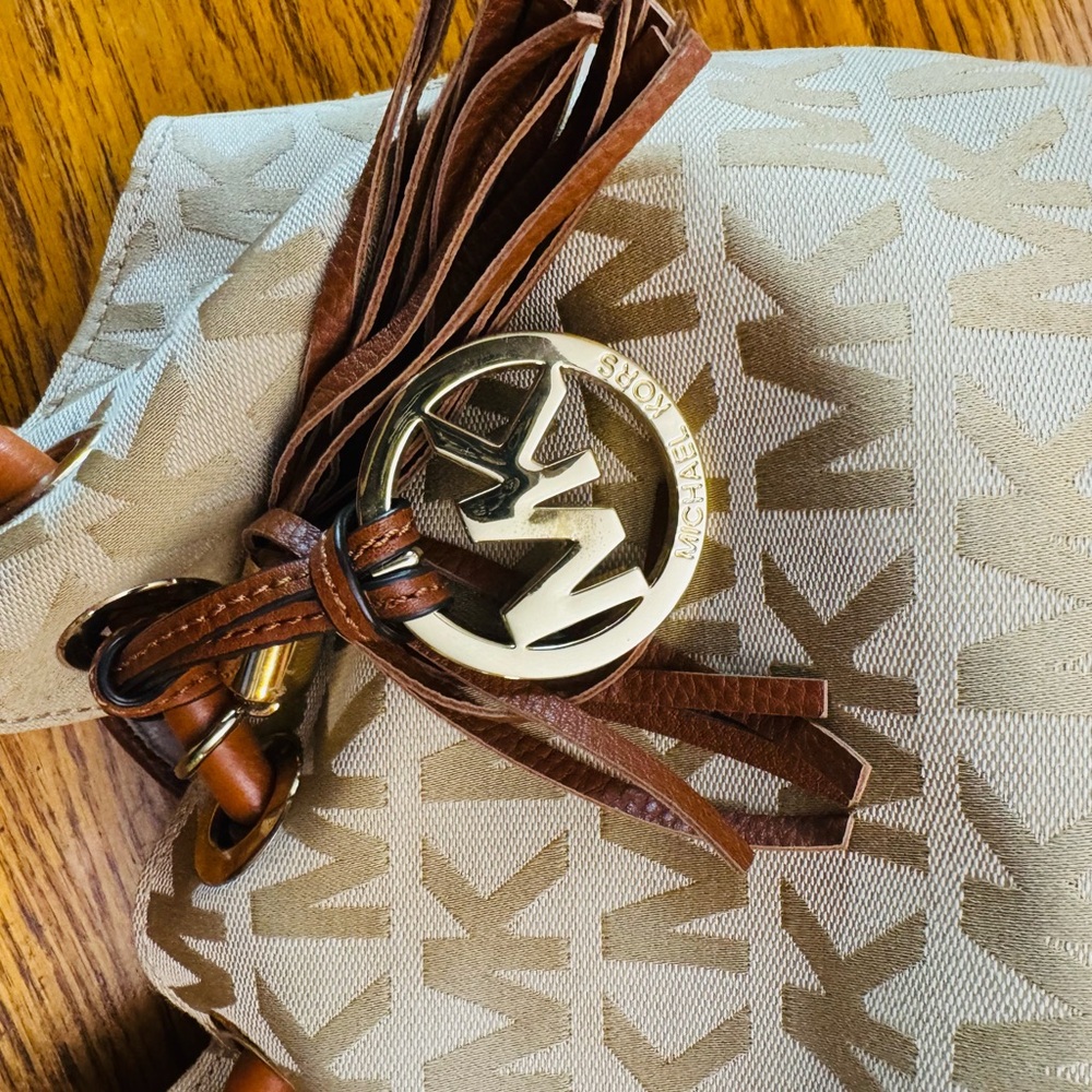 MICHAEL KORS RING TOTE,VANILLA WHITE+BROWN, TASSEL,SHOULDER BAG - Picture 5 of 9